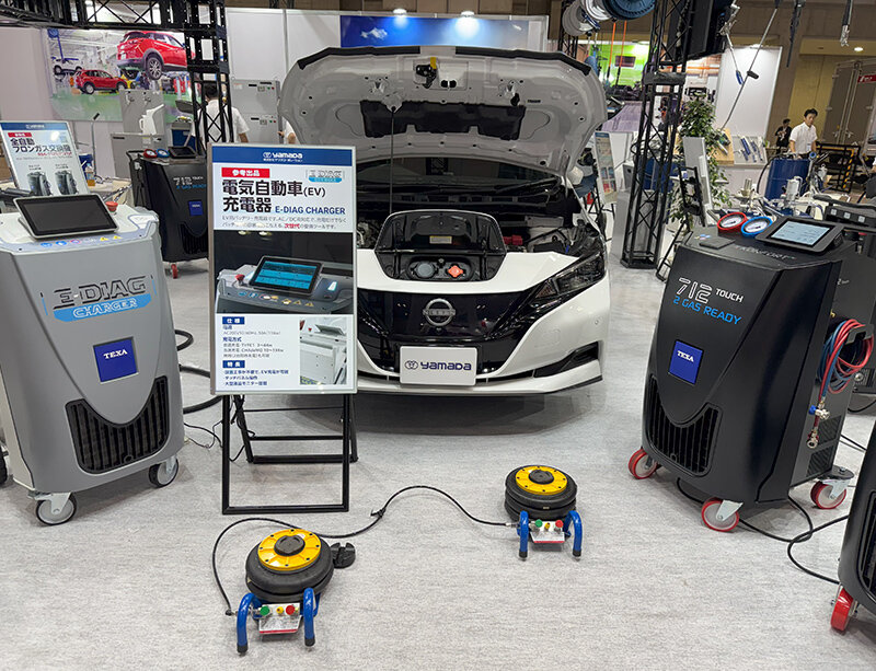 電気自動車充電器とエアジャッキハンディタイプのお写真